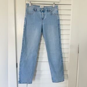 Abercrombie Kids Girls Mid Rise Boyfriend Jean. Size 15/16 Regular. Light Wash.